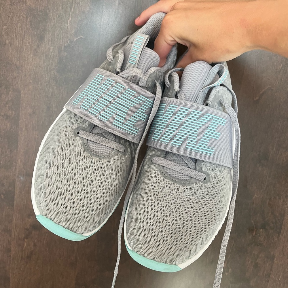 Womens size 6 tennis shoes